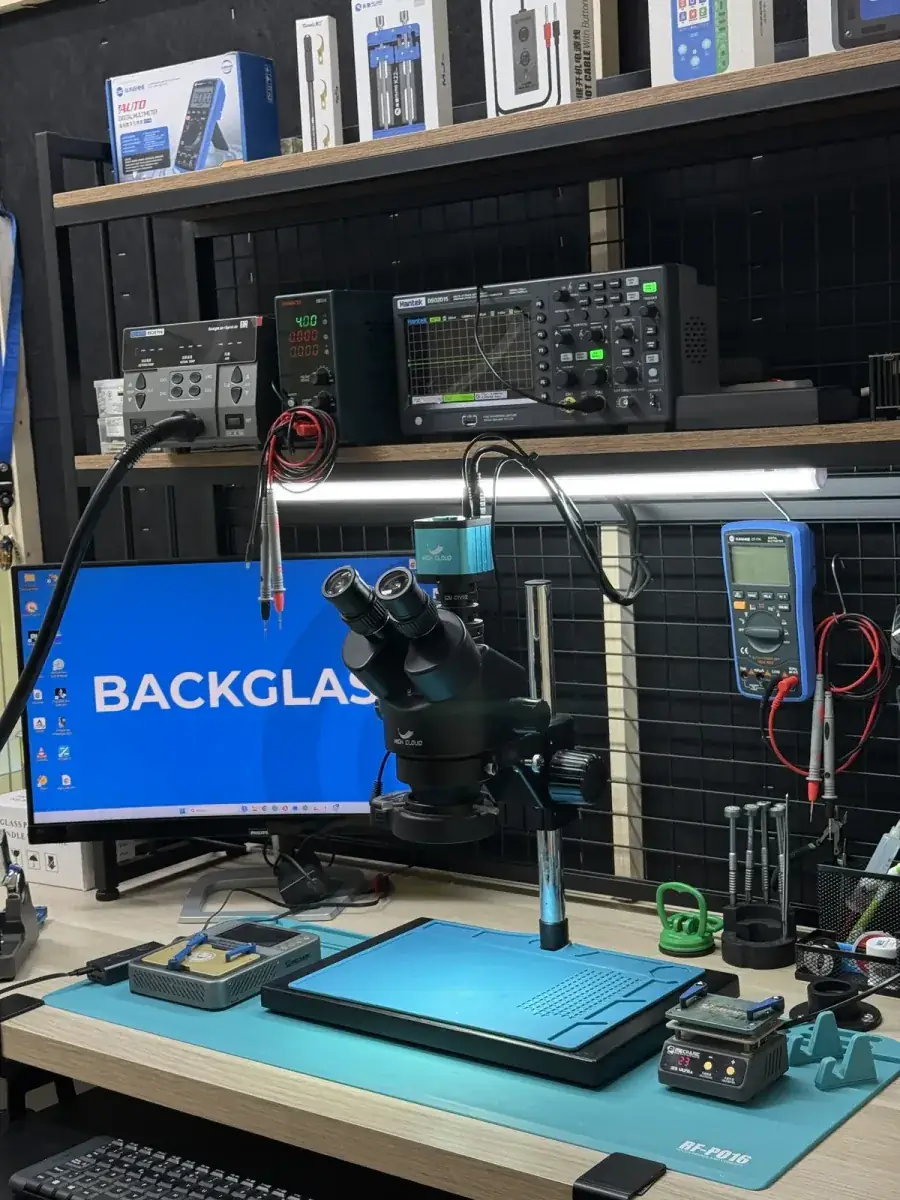 Laboratorio de microsoldadura de BACKGLASS Almería con microscopio, osciloscopio y estación de reparación de placa base