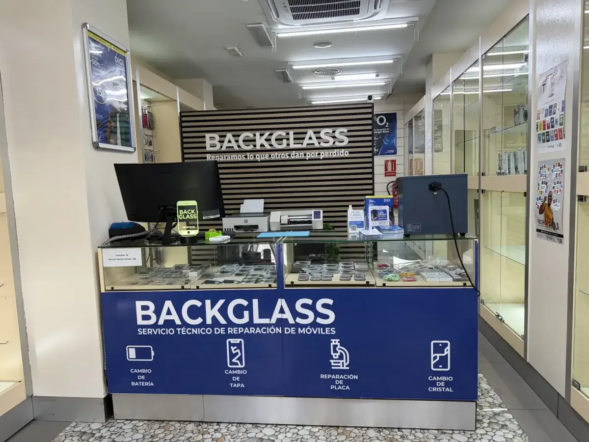 Mostrador de la tienda BACKGLASS en Almería con la zona de atención y reparación de móviles
