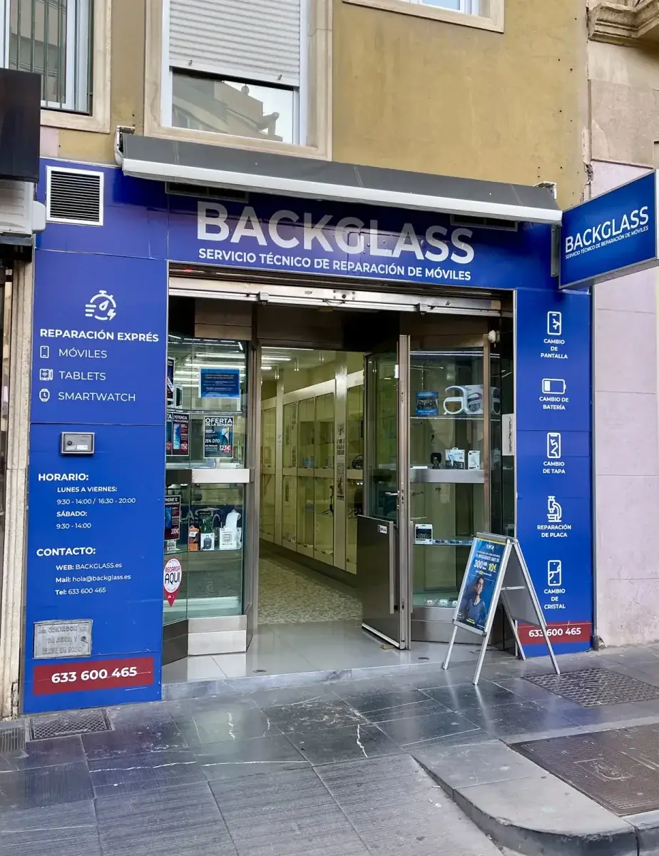 Fachada de la tienda BACKGLASS, servicio técnico de reparación de móviles en el centro de Almería